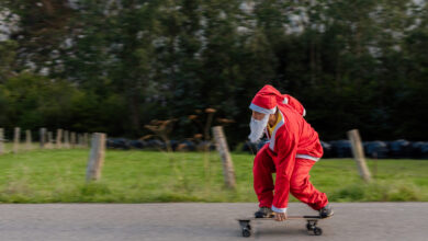Weihnachtsmann auf Skateboard