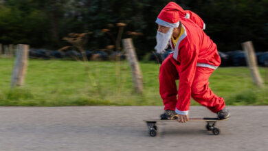 Weihnachtsmann auf Skateboard