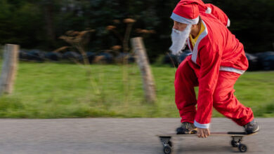 Weihnachtsmann auf Skateboard