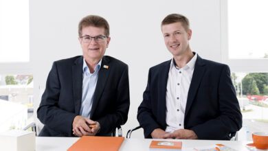 Günther Murauer (links) übergibt die Geschäftsleitung von Bauder Österreich mit 31. Dezember 2025 an Stefan Roithmair. © Bauder / Agnes Mutschler