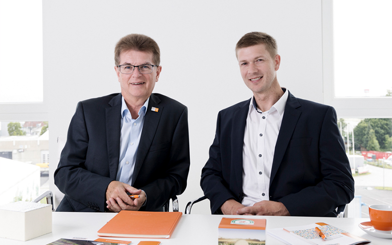 Günther Murauer (links) übergibt die Geschäftsleitung von Bauder Österreich mit 31. Dezember 2025 an Stefan Roithmair. © Bauder / Agnes Mutschler