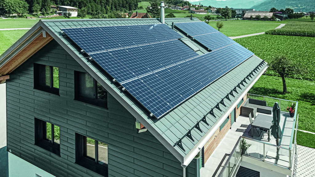 So sehen durchdachte, geplante, richtig dimensionierte und fachmännisch montierte und damit funktionierende Schneeschutzsysteme aus. Hier von Prefa ... © Prefa