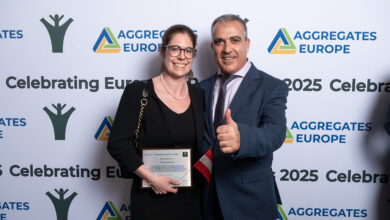 Ausgezeichnet (v.l.): Petra Gradischnig, Geschäftsführerin Forum mineralische Rohstoffe und Antonis Antoniou Latouros, Präsident Aggregates Europe. Copyright: Aggregates Europe