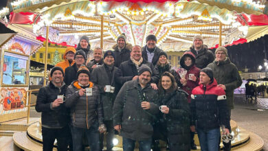 Mit heißem Punsch und guter Laune trotzten sie Regen und Kälte beim ersten Glas-Metall-Treff am Weihnachtsmarkt Schloss Schönbrunn. © ÖWV