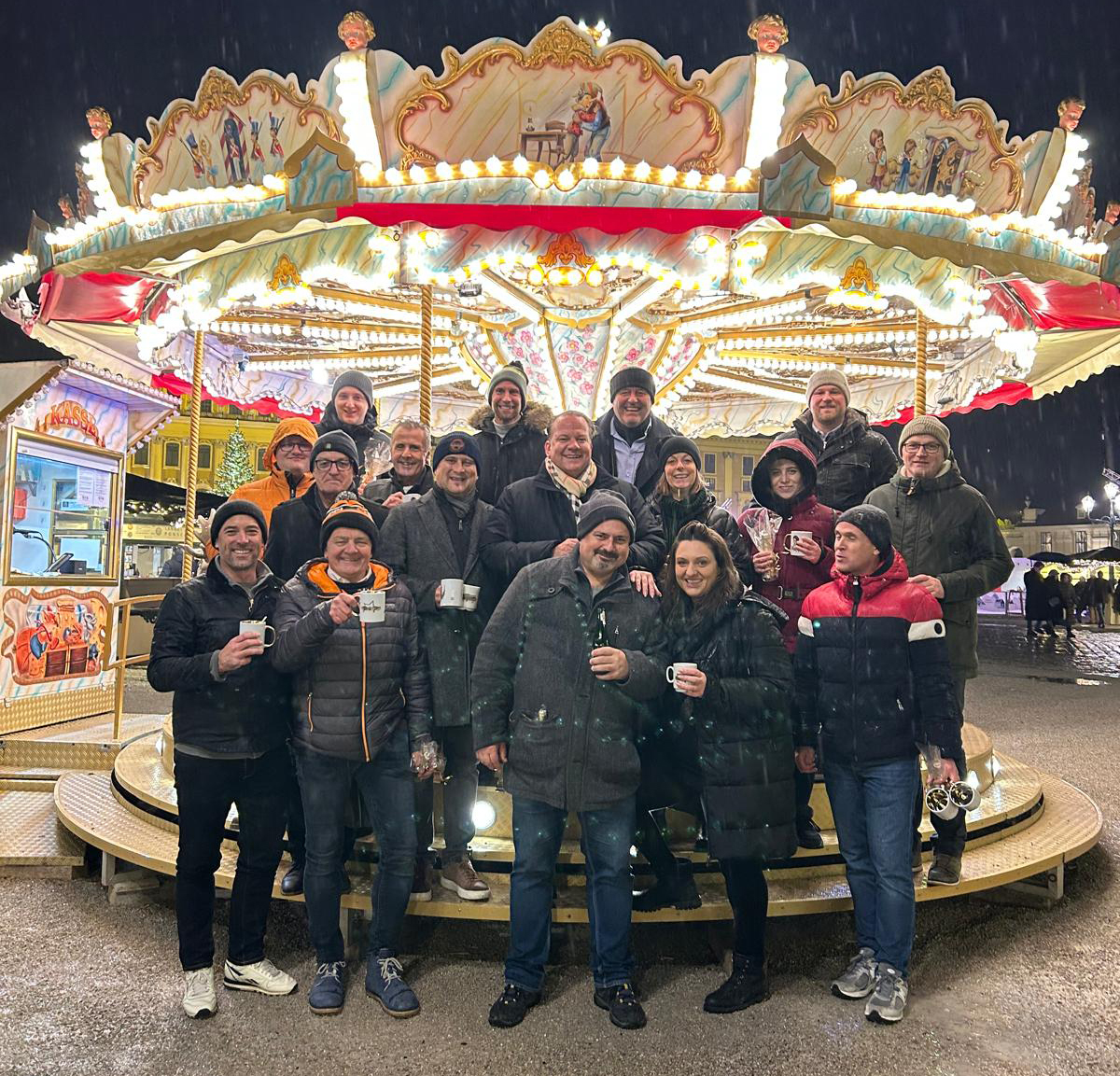 Mit heißem Punsch und guter Laune trotzten sie Regen und Kälte beim ersten Glas-Metall-Treff am Weihnachtsmarkt Schloss Schönbrunn. © ÖWV