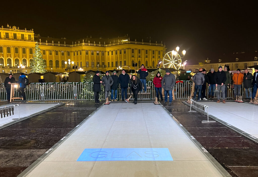 Ein bunter Mix aus Beinahe-Profis und kompletten Neulingen aus der Glas- und Metallbranche spielte auf den beiden gebrandeten Eisstockbahnen. © ÖWV