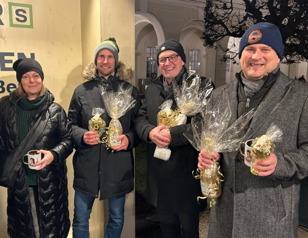 Knapp, aber verdient gewonnen: Team Glas 1 (von rechts) – Philipp Schneller und Johannes Reiter von Glasziegler, CRL-Österreich-Verkaufsleiter Roman Bahr und GLAS-Chefredakteurin Birgit Tegtbauer. © ÖWV