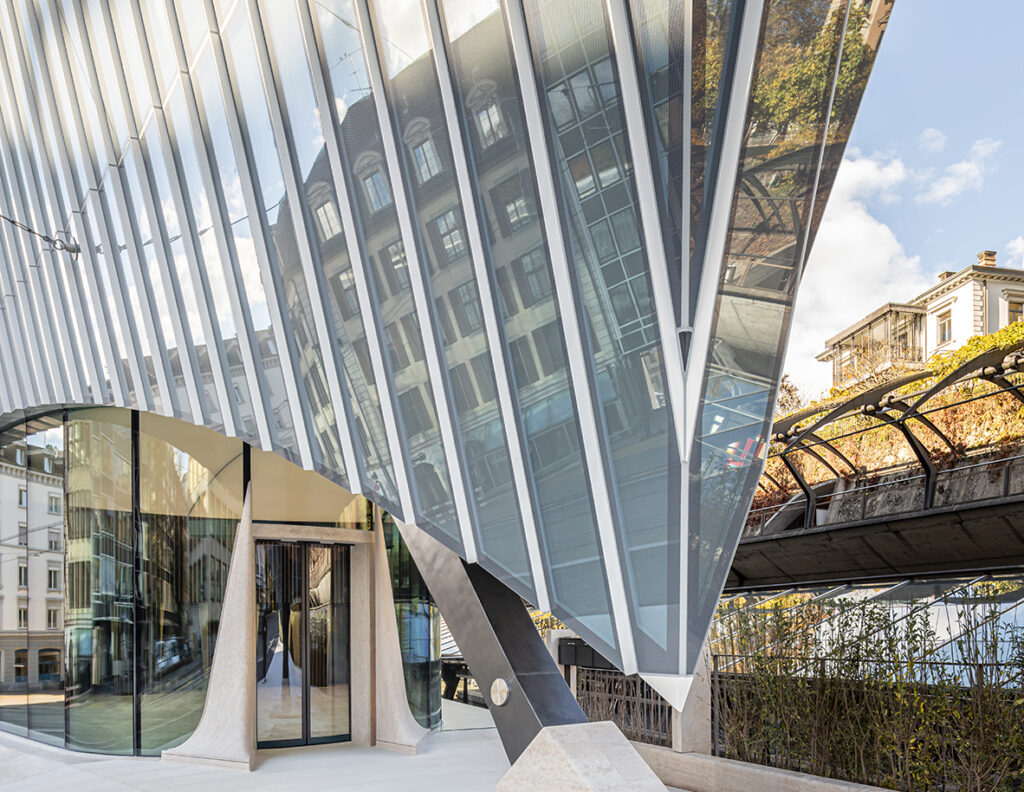 Spezielle Beschichtungen der Dreifach-Isolierverglasung kombinieren hohen Sonnenschutz mit effizienter Wärmedämmung und neutraler Reflexion. © Ingo Rasp