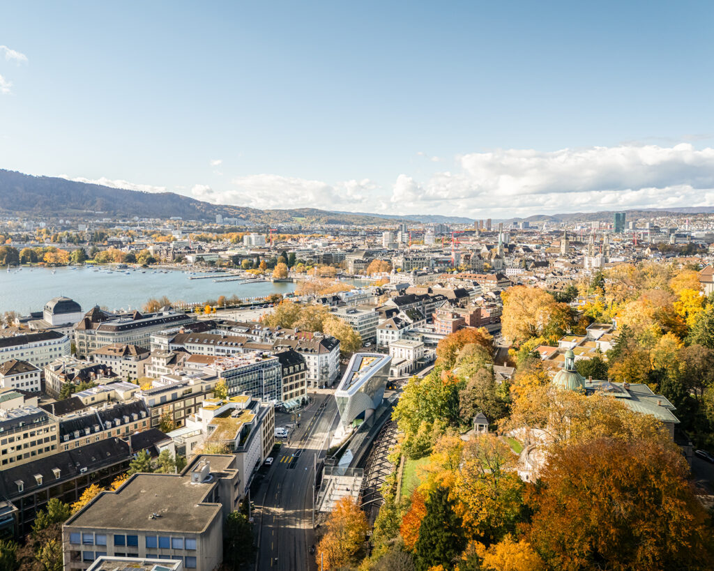 Das „Haus zum Falken“ schließt den Stadelhofer Platz städtebaulich ab und verbindet die öffentlichen Räume vom Zürichsee bis zum Opernhaus. © Ingo Rasp