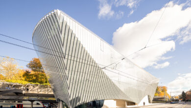 Das „Haus zum Falken“ von Santiago Calatrava am Zürcher Bahnhof Stadelhofen überzeugt mit einer skulpturalen Glas-Metall-Fassade. © Ingo Rasp