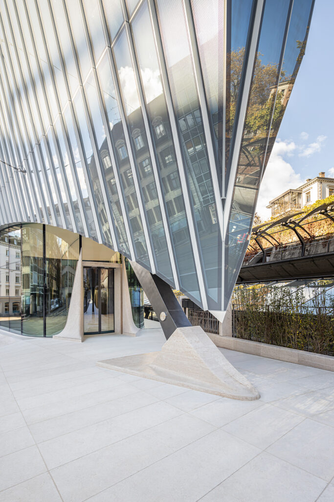 Spezielle Beschichtungen der Dreifach-Isolierverglasung kombinieren hohen Sonnenschutz mit effizienter Wärmedämmung und neutraler Reflexion. © Ingo Rasp