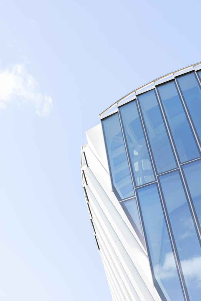 Die Rückseiten der äußeren Verbundsicherheitsscheiben erhielten einen umlaufenden Randsiebdruck, der das Erscheinungsbild optimiert und den Isolierglasrandverbund verdeckt. © Ingo Rasp