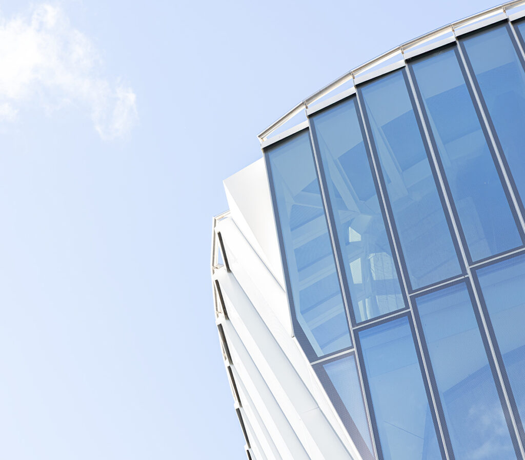 Die Rückseiten der äußeren Verbundsicherheitsscheiben erhielten einen umlaufenden Randsiebdruck, der das Erscheinungsbild optimiert und den Isolierglasrandverbund verdeckt. © Ingo Rasp