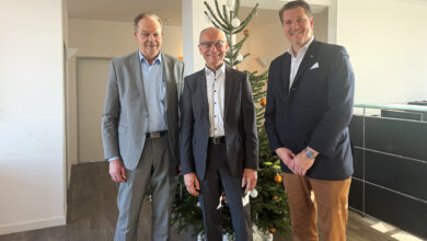 Erfolgreiche Vertragsunterzeichnung vor Weihnachten (von links): Bernhard Hötger (Hegla), Friedrich Stimpfig (Hegla-RS technology), Jochen H. Hesselbach (Hegla). © Hegla