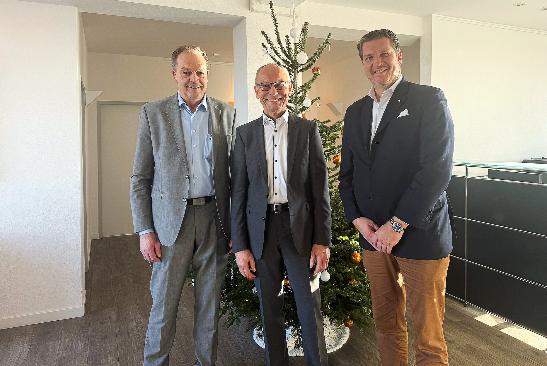 Erfolgreiche Vertragsunterzeichnung vor Weihnachten (von links): Bernhard Hötger (Hegla), Friedrich Stimpfig (Hegla-RS technology), Jochen H. Hesselbach (Hegla). © Hegla