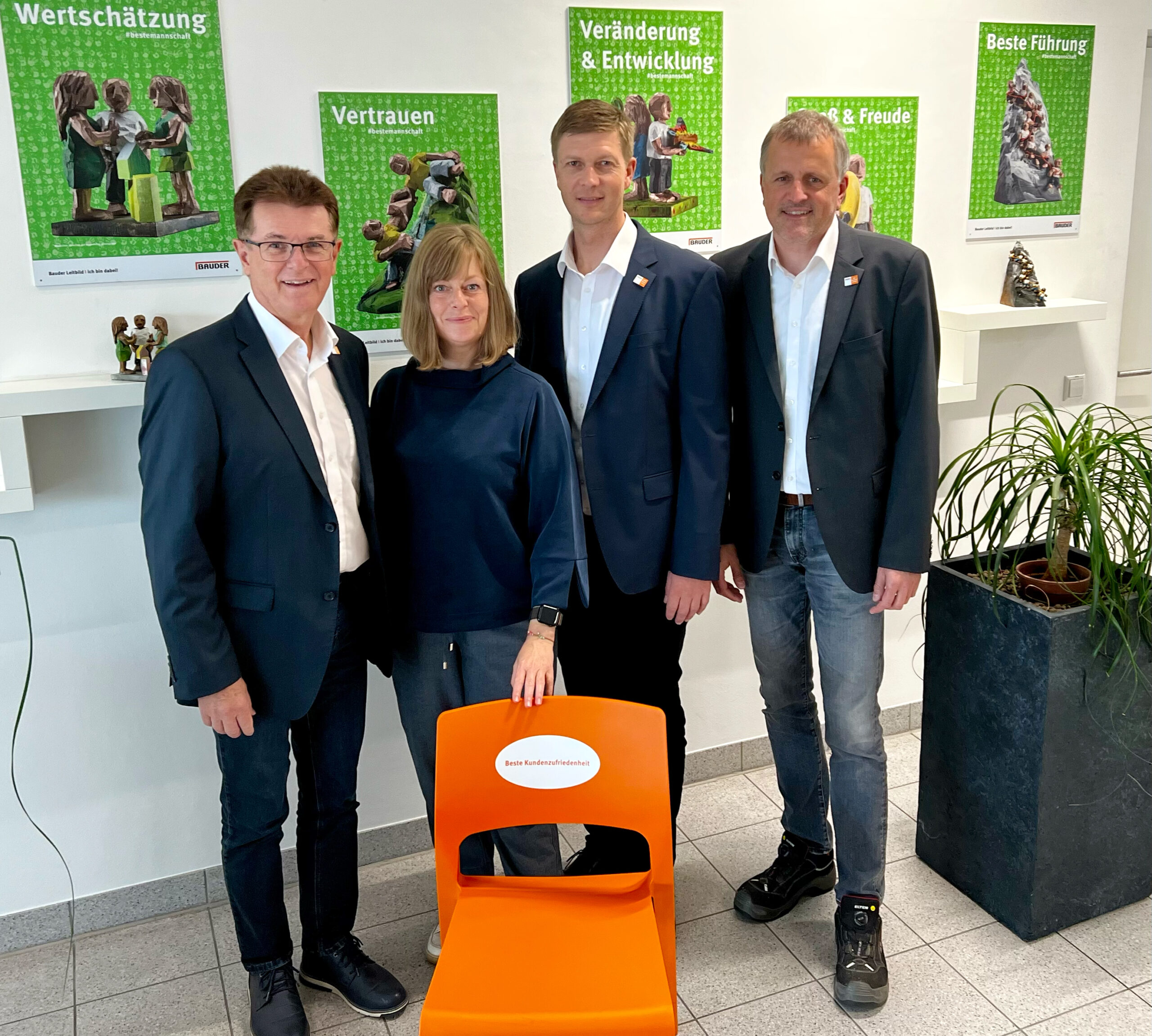 Dach Wand Chefredakteurin Birgit Tegtbauer führte das "Jubiläums-Interview" mit Günther Murauer, Stefan Roithmair und Reiner Stögbauer (von links) im Produktionswerwerk Bruck/Leitha. © ÖWV