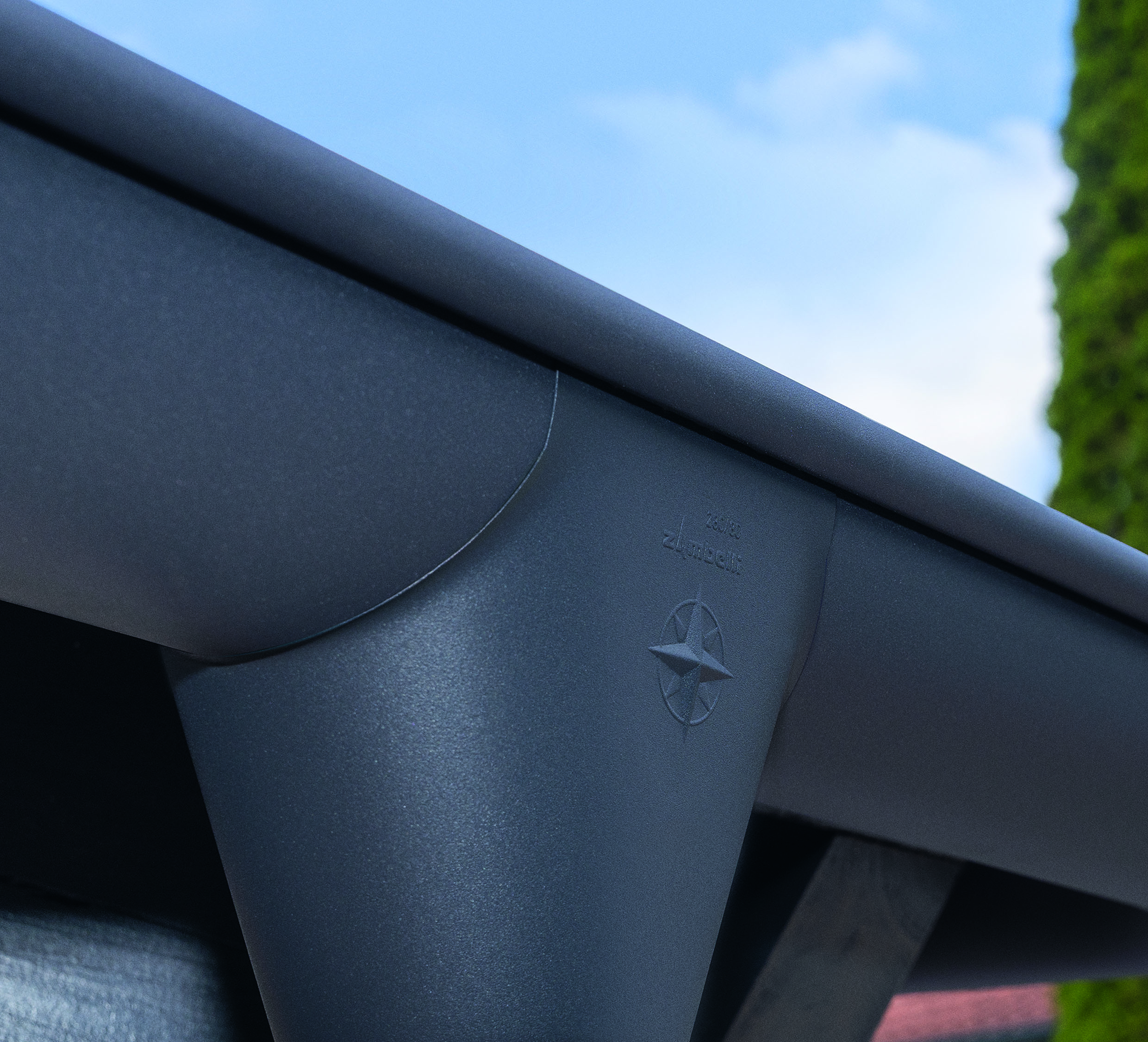 Aus den ersten handwerklich gefertigten Komponenten entwickelte Zambelli ein normgerechtes, industriell produziertes Dachentwässerungssystem. © Zambelli Holding GmbH