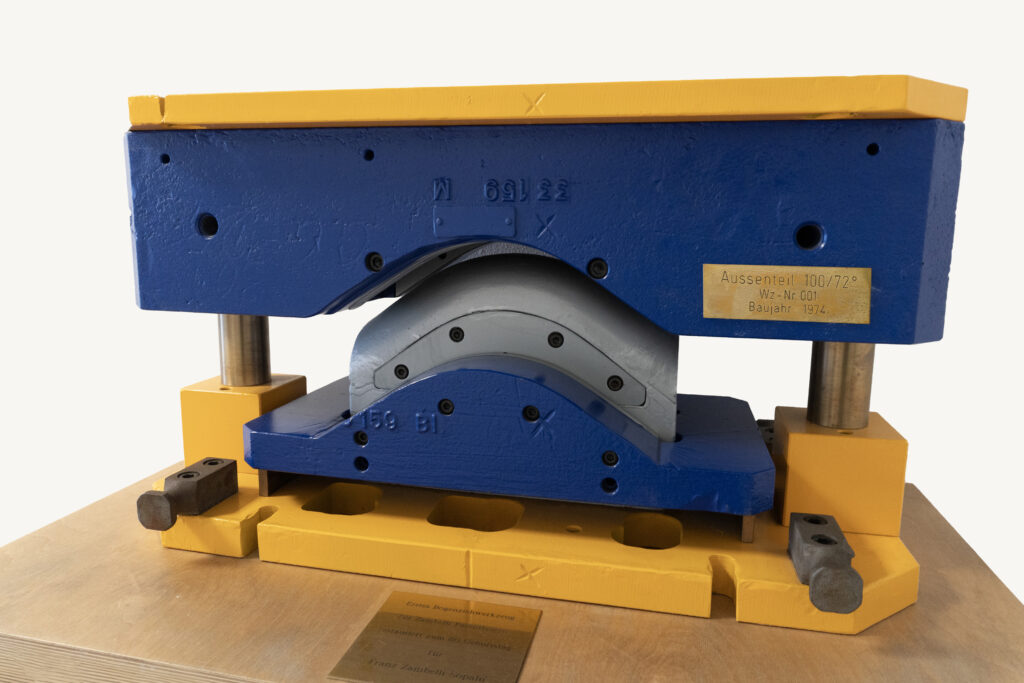 Das erste Bogenziehwerkzeug für den Zambelli Patentbogen aus dem Jahr 1974 – ein Meilenstein für die industrielle Fertigung von Dachentwässerungselementen. © Zambelli Holding GmbH
