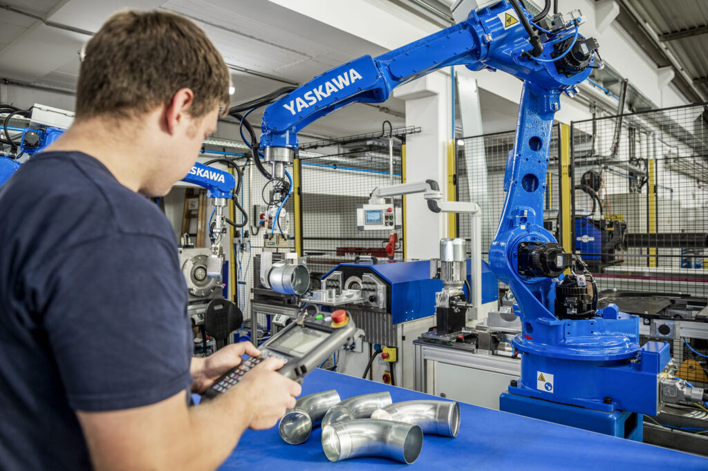 Seit den 1990er-Jahren setzte Zambelli verstärkt auf automatisierte Prozesse. Der Einsatz von Robotersystemen für Bögen und Stutzen, CNC-gesteuerten Anlagen und moderner Werkzeugtechnik sichert seither eine konstante Fertigungsgenauigkeit. © Zambelli Holding GmbH