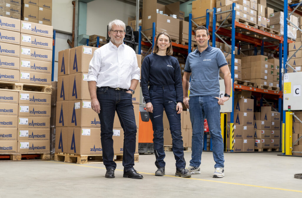 Starke Partnerschaft: Zambelli hat in der Influencerin Jennifer Konsek, alias „Jenni vom Dach“, eine perfekte Markenbotschafterin für das Unternehmen gefunden. Von links: Zambelli Geschäftsführer Andreas von Langsdorff, Jennifer Konsek, Zambelli Geschäftsführer Johannes Ranzinger. © Zambelli Holding GmbH