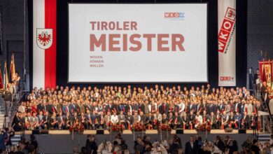 Bei der Tiroler Meisterfeier 2025 wurden rund 300 frischgebackene Meister*innen aus ganz Tirol geehrt, darunter eine starke Gruppe aus dem Bereich Tischler und Holzgestalter. © Die Fotografen/WK Tirol