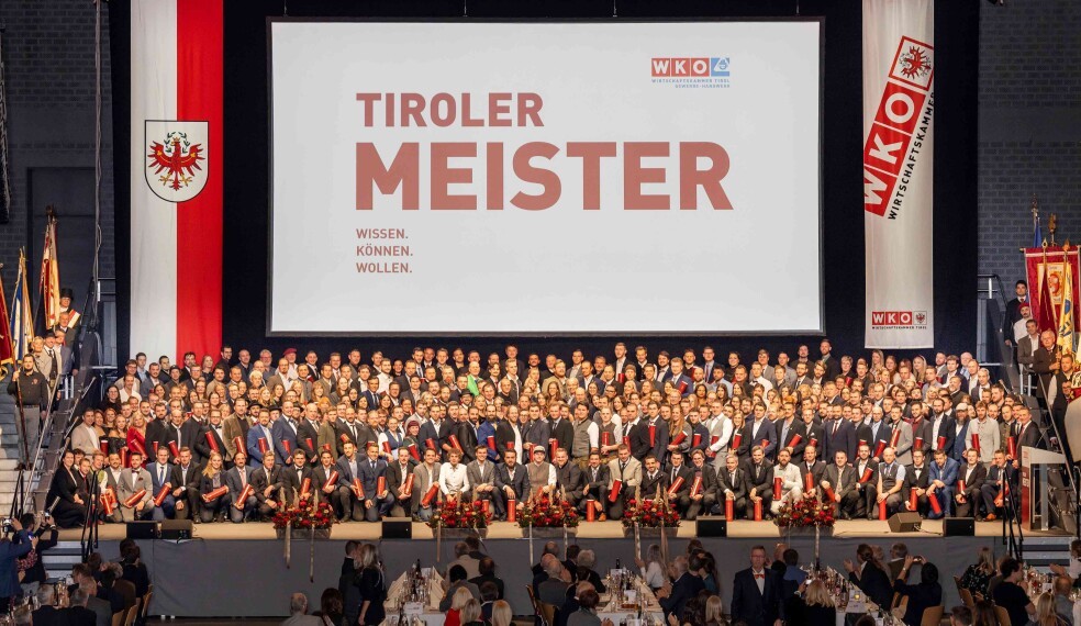 Bei der Tiroler Meisterfeier 2025 wurden rund 300 frischgebackene Meister*innen aus ganz Tirol geehrt, darunter eine starke Gruppe aus dem Bereich Tischler und Holzgestalter. © Die Fotografen/WK Tirol
