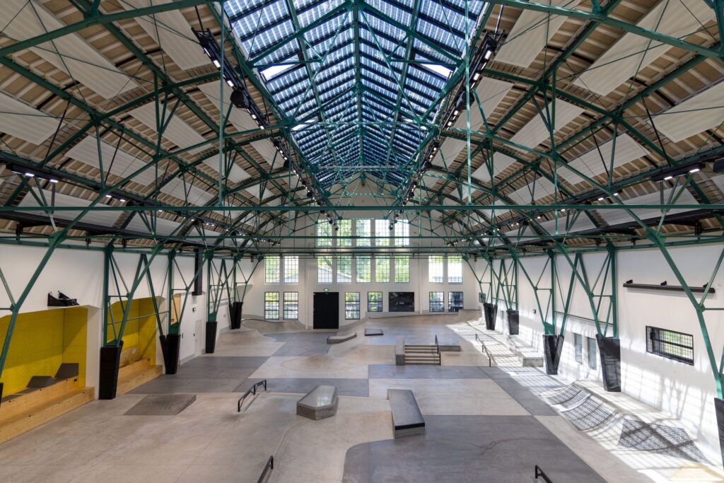 Die PV-Fläche fügt sich nahtlos in die bestehende Dachgeometrie ein, bewahrt die Identität der historischen Stahlkonstruktion und ergänzt sie um einen energetischen Mehrwert. @ Lamilux