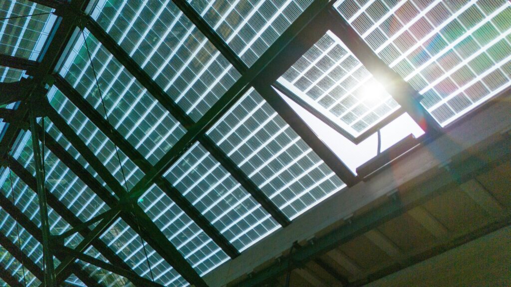 Wie sich das prämierte System im realen Projekt verhält, zeigt die Eggenhalle in München-Pasing – hier in der Innenansicht. @ Lamilux