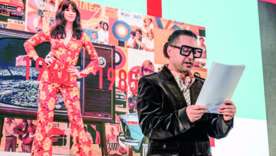 Prefarenzen Präsentation 2026: Schauspieler und Moderator Serkan Temel führte humorvoll durch den Abend und durch Architektur- und Kulturhighlights der letzten Jahrzehnte. © Prefa / Croce & Wir