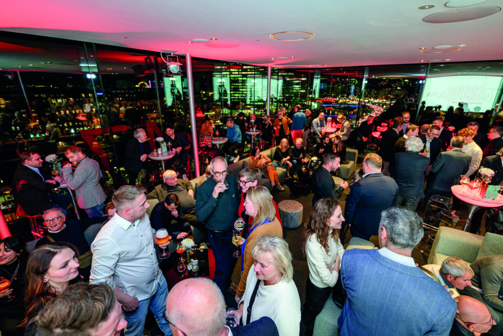 160 Gäste aus Architektur, Planung, Verarbeitung und Medien machten im k47.wien eine Reise durch verschiedene Epochen. © Prefa / Croce & Wir