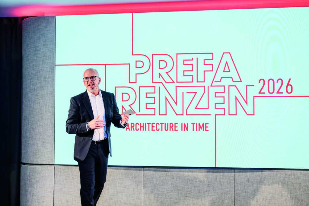 Jürgen Jungmair, Marketingleiter International, rief zur aktiven Teilnahme an den Prefarenzen auf: „Ich lade alle herzlich ein, ihre Projekte einzureichen und Teil dieser Gemeinschaft zu werden.“ © Prefa / Croce & Wir