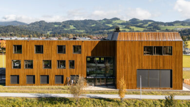 Die neue Landesmusikschule Ebbs gewinnt ihre mar-kante Erscheinung durch eine vorgehängte, hinterlüftete Fassade aus glasierten Keramikelementen. © architekturstil.ch, Dominic Müller