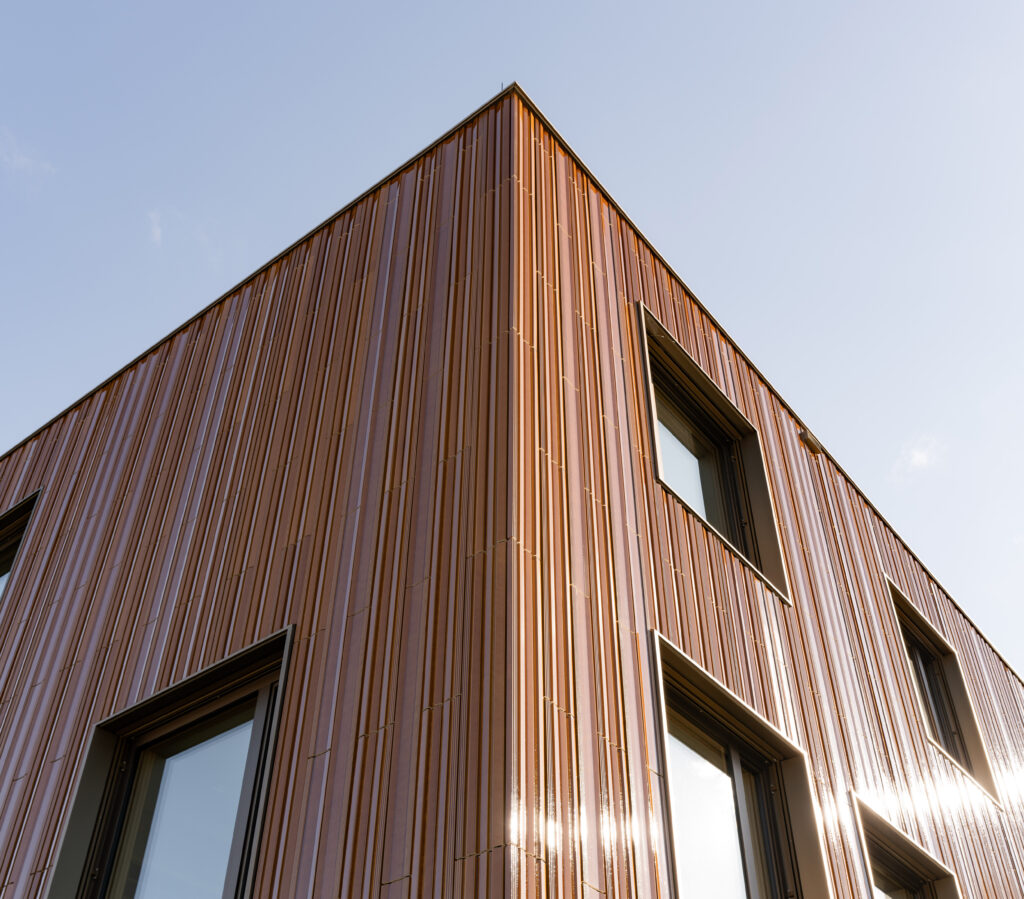 Eine besondere planerische und handwerkliche Herausforde-rung lag in der exakten Abstim-mung der horizontal versprin-genden Fensterachsen über drei Geschosse und eine Gebäudelänge von 42 Metern. © architekturstil.ch, Dominic Müller