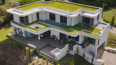 Das Siegerprojekt der IFD-Awards 2025 in der Kategorie Flachdach kommt aus Österreich: Spitzer Dach realisierte bei diesem Einfamilienhaus in Graz drei unterschiedliche Flachdächer sowie technisch und gestalterisch herausfordernde Spenglerarbeiten. © Spitzer Dach