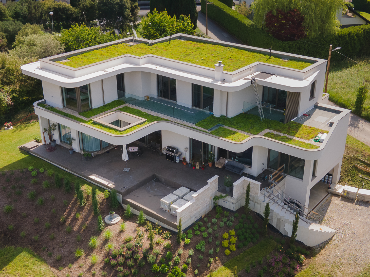 Das Siegerprojekt der IFD-Awards 2025 in der Kategorie Flachdach kommt aus Österreich: Spitzer Dach realisierte bei diesem Einfamilienhaus in Graz drei unterschiedliche Flachdächer sowie technisch und gestalterisch herausfordernde Spenglerarbeiten. © Spitzer Dach