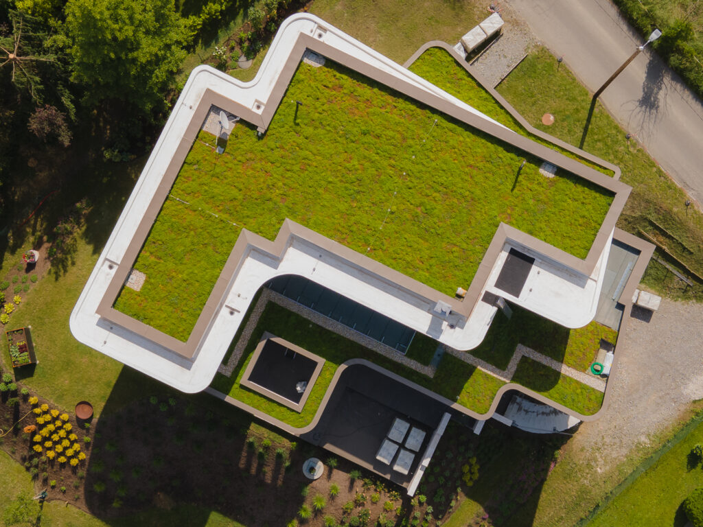 Das Hauptdach mit seinem durchgehenden Gründach kühlt das Haus und die Umgebung. © Spitzer Dach