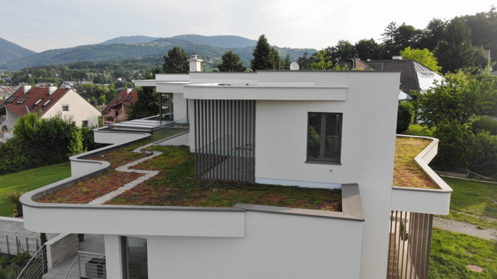 Die Terrasse mit dem Dachgarten im Obergeschoß dient als Rückzugsfläche für die Familie. © Spitzer Dach