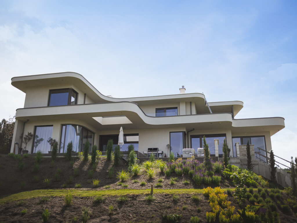 Für die Jury entscheidungsrelevant waren die vielen individuellen und handwerklich anspruchsvollen Details – von den runden Attikaabdeckungen über die eingebaute Rinne bis zu den speziell angefertigten Schwanenhälsen der Abläufe. © Spitzer Dach