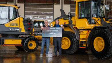 Spendenübergabe vor schwerem Gerät (v.l.): Peter Trattner, Geschäftsführer des Kinderschutzzentrum Salzburg und Stefan Krejca, CEO Ascendum Baumaschinen Österreich. Copyright: Ascendum