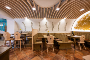 Zweierlei von der Eiche: Die Einrichtung ist ein harmonisches Zusammenspiel von schlichter und rustikaler Eiche. © Obruca Tischlerei & Planung):