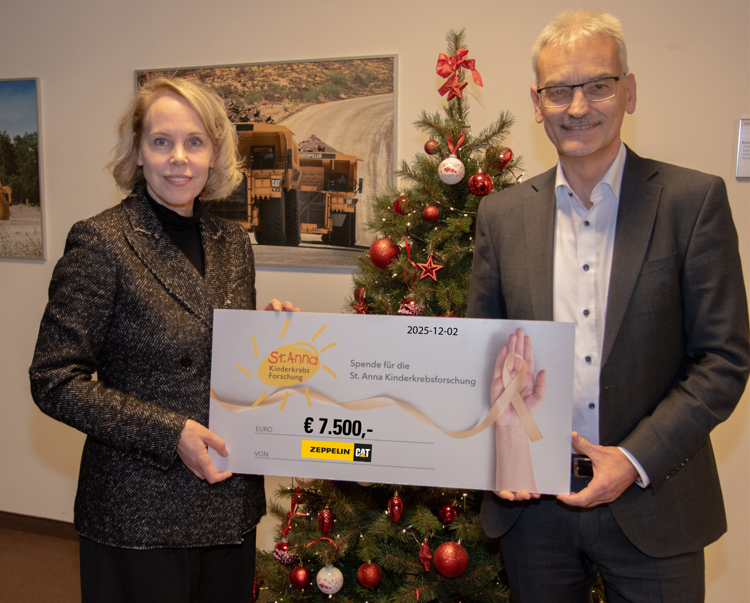 Spendenübergabe (v.l.): Lisa Huto (St. Anna Kinderebsforschung) und Zeppelin Österreich-Geschäftsführer Michael Härtel. Copyright: Zeppelin Österreich