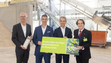 Diese Herren setzen neue Maßstäbe im Recycling: Peter Giffinger, CEO Austria bei Saint-Gobain, PORR COO Josef-Dieter Deix, Benoit Bazin, Präsident und CEO der Saint-Gobain Gruppe und Saubermacher-Gründer Hans Roth. © GzG / Richard Tanzer