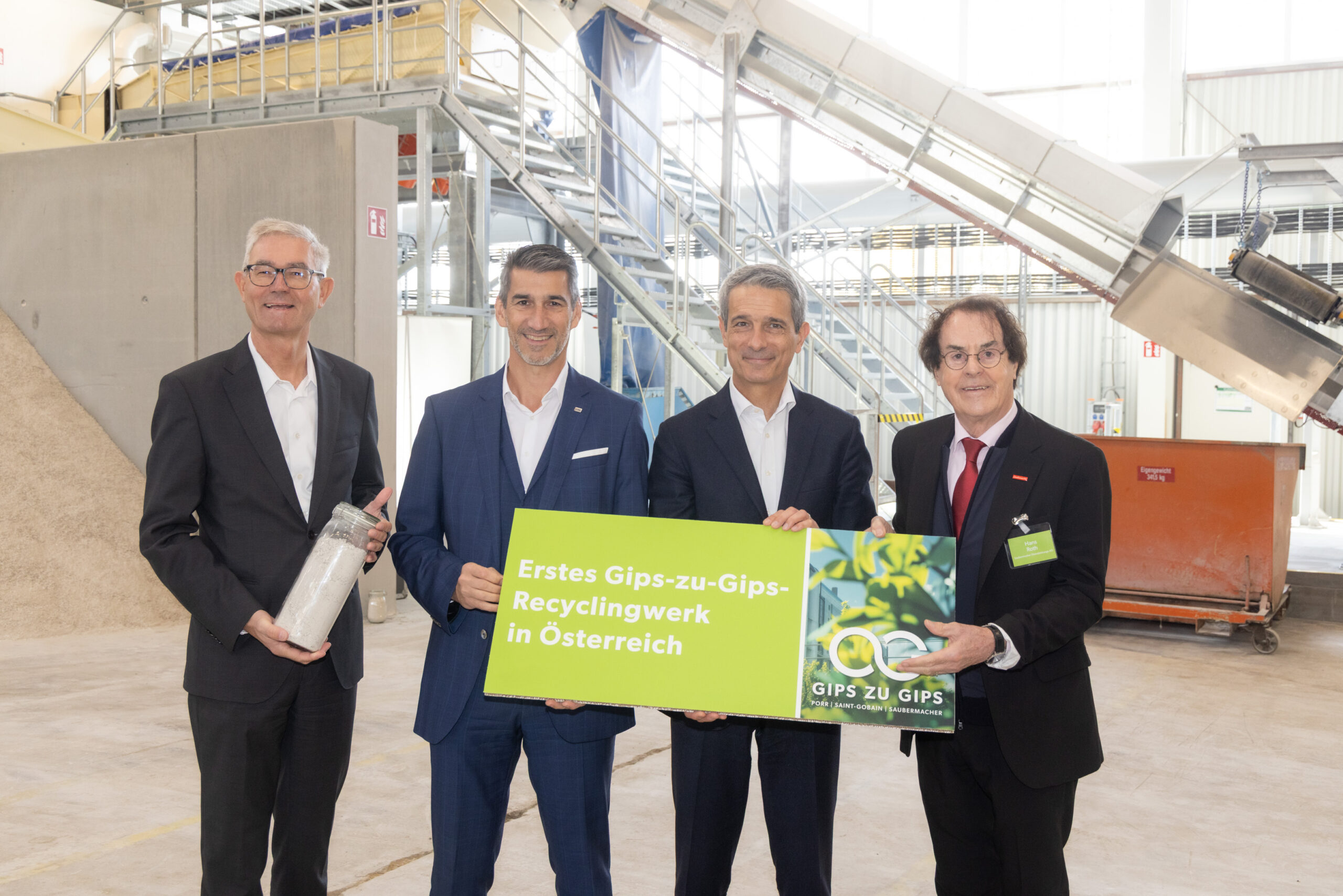 Diese Herren setzen neue Maßstäbe im Recycling: Peter Giffinger, CEO Austria bei Saint-Gobain, PORR COO Josef-Dieter Deix, Benoit Bazin, Präsident und CEO der Saint-Gobain Gruppe und Saubermacher-Gründer Hans Roth. © GzG / Richard Tanzer