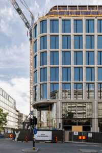 Architektonischer Eyecatcher am Gebäude sind die abgerundeten Ecken der Fassade mit gebogenen Isoliergläsern. © Stiklu Centrs | UPB group 