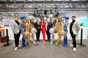 Freut sich über Rekordbesuch: Frauenthal-Vorstand mit Tänzer*innen.Copyright: Frauenthal Handel Gruppe