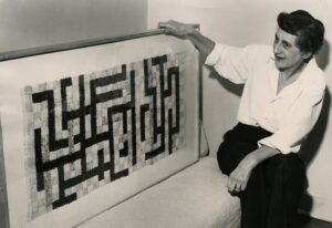 Anni Albers mit ihrer Web-Arbeit "Two" © New Haven Evening Register / Courtesy of the-Josef and Anni Albers Foundation