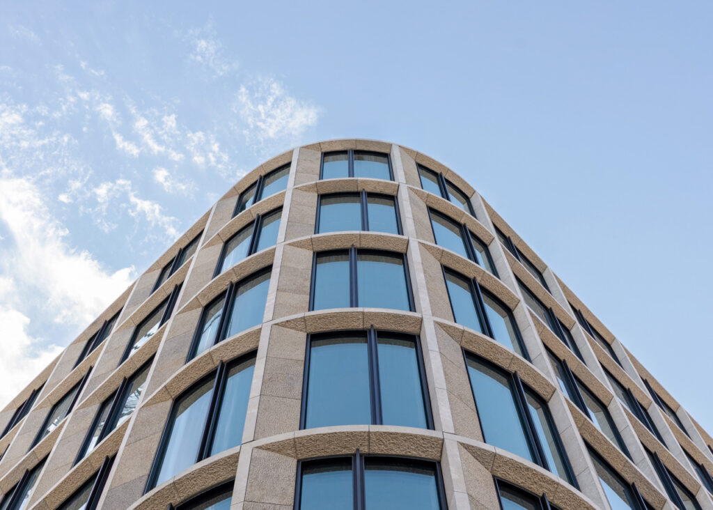 Präzisionsarbeit: Beim Biegen und der Kantenbearbeitung der großformatigen Glaselemente im Werk von Finiglas war umfassendes Know-how erforderlich. © Stiklu Centrs | UPB group 