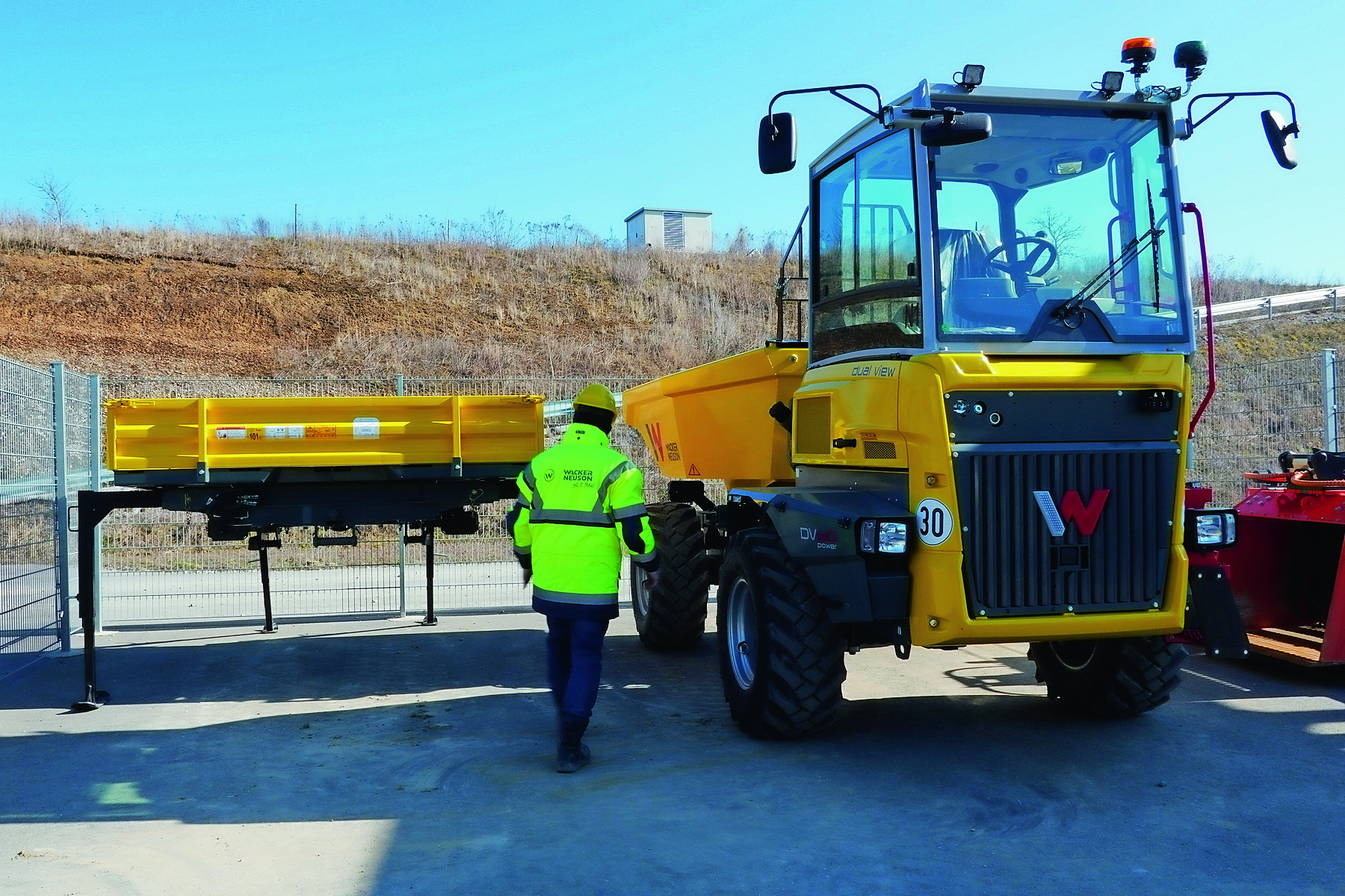 Mehr Möglichkeiten für Dumper – Wacker Neuson entwickelte ein System, mittels dem sich die Mulde schnell und einfach von Fahrer*innen austauschen lassen.