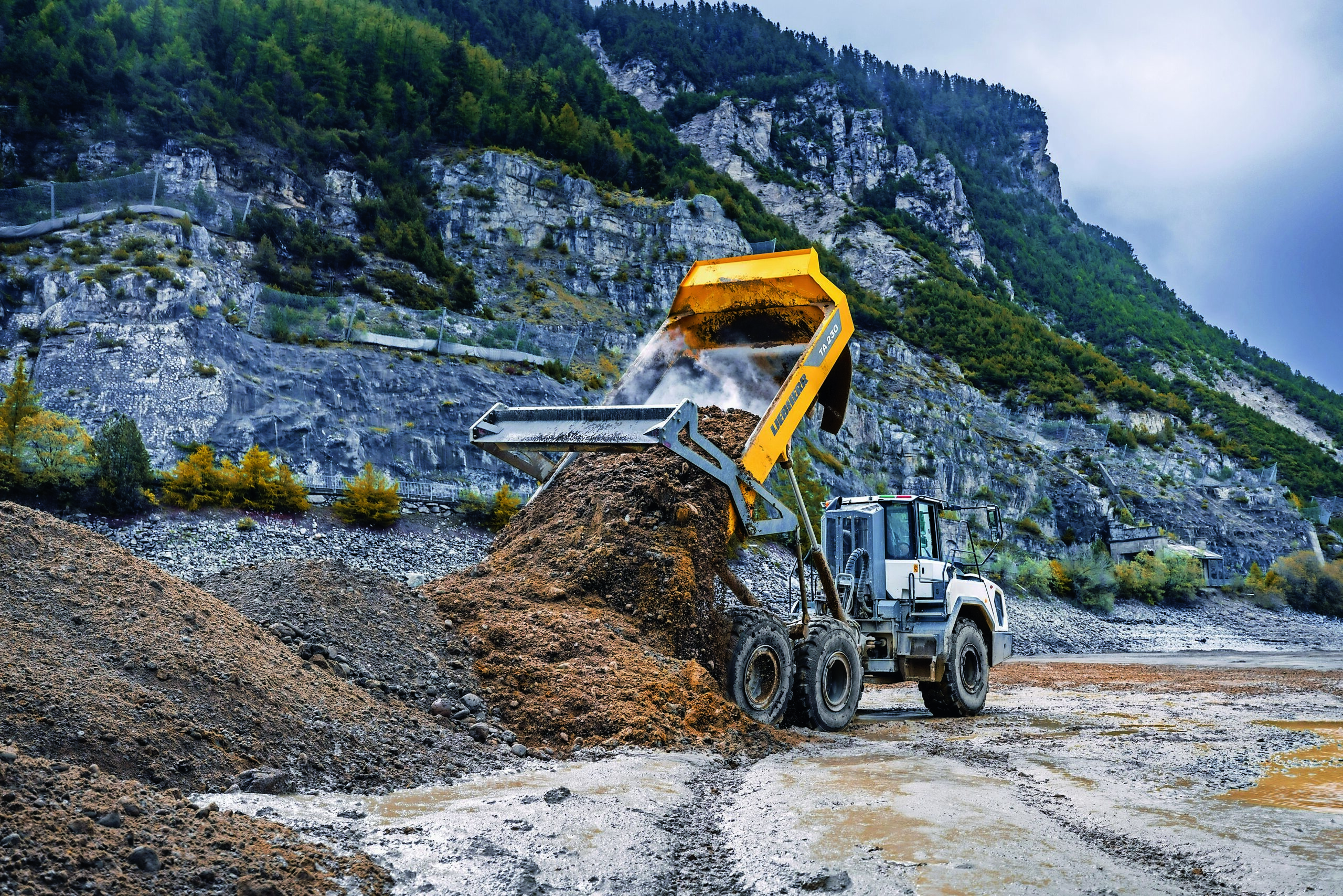 Muldenkipper sind die Arbeitstiere auf Baustellen. Nun setzen die Hersteller darauf, den Arbeitsalltag der Bediener*innen komfortabler und sicherer zu machen.
