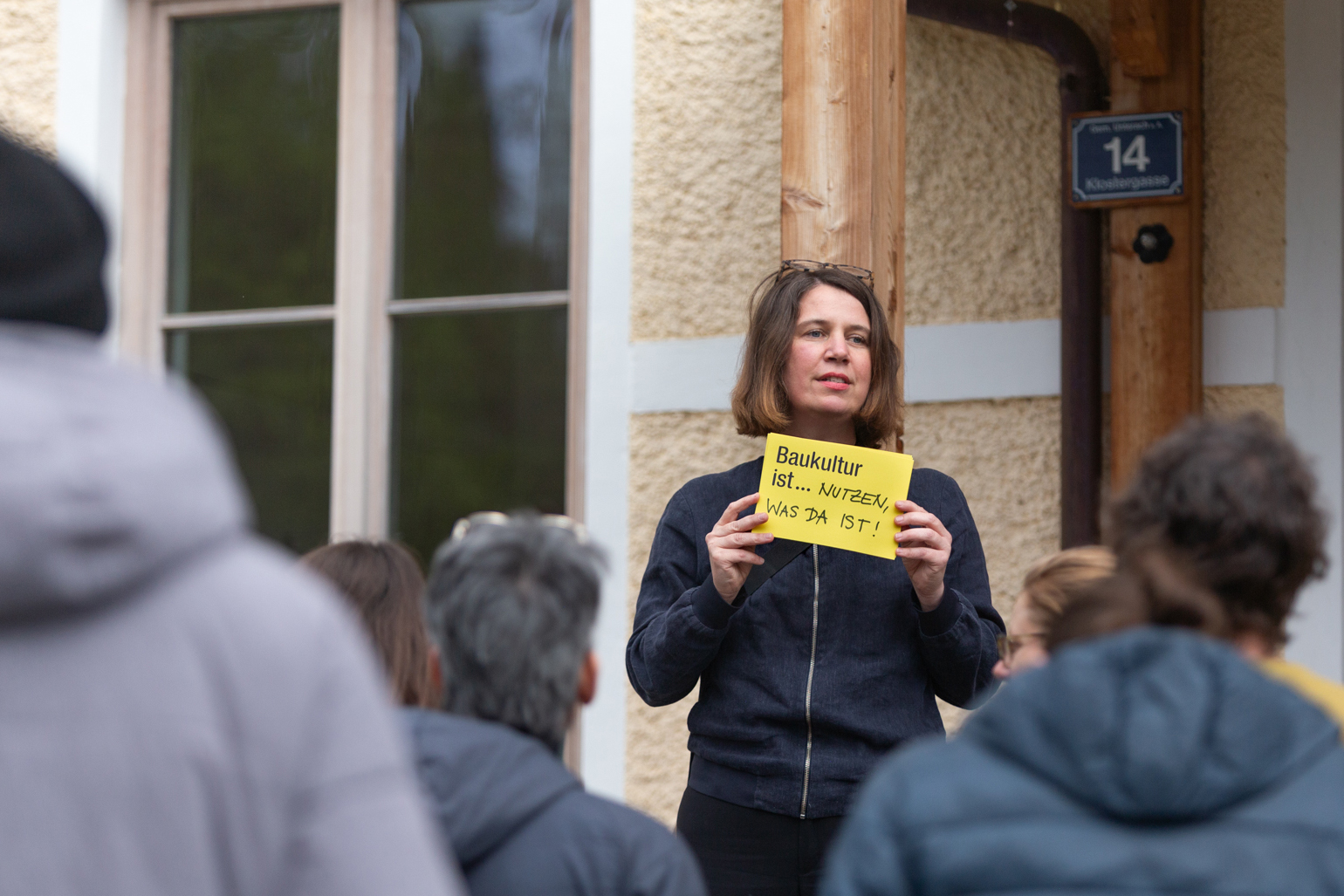 Anneke Essl von LandLuft zeigt das diesjährigeMotto „Nutzen, was da ist!“ © Pia Fronia